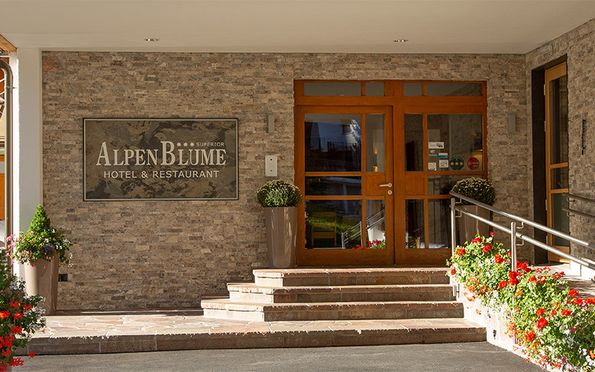 Eingang Hotel-Restaurant Alpenblume