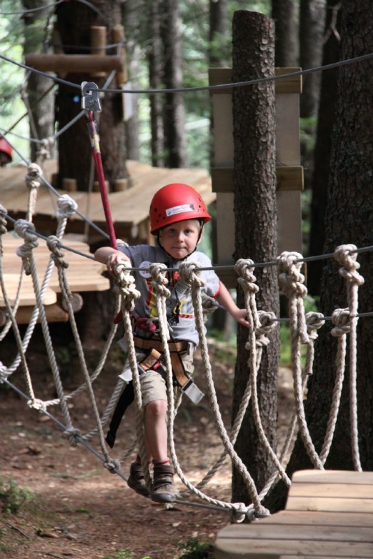 Kind im Kletterpark